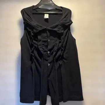 프릴이 달린 블랙 슬리브리스 M