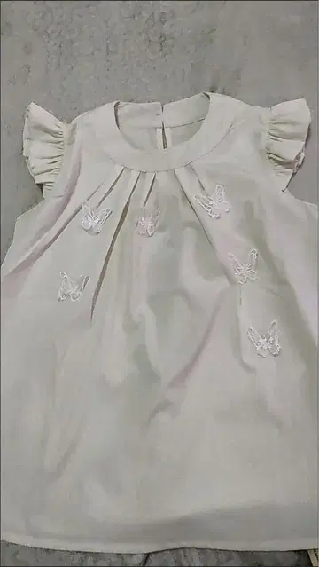 화이트 나비 자수 슬리브리스 탑