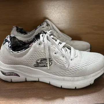 아치 핏 Skechers Arch Fit 화이트 스니커즈