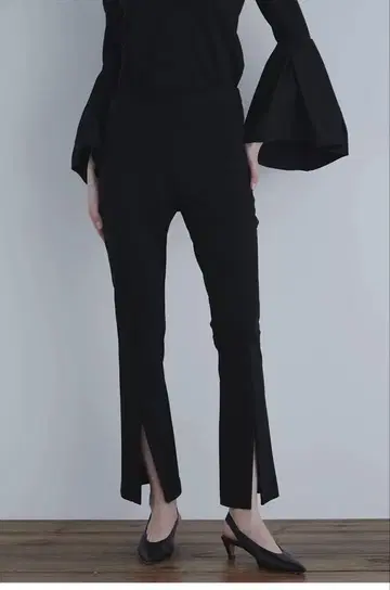 LE PHIL 하이 스트레치 프론트 슬릿 팬츠
