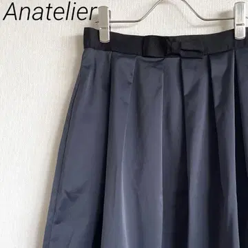 Anatelier 무릎 기장 스커트 플레어 리본 새틴 소재 심플 안감