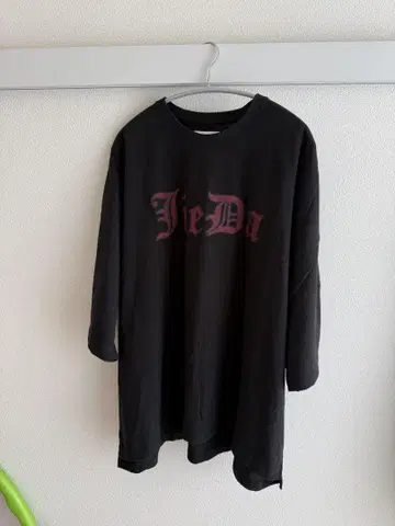 Jieda 로고 블랙 티셔츠