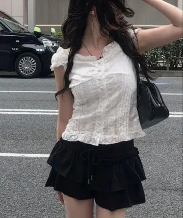 레이스 프릴 아일렛 캡 슬리브 블라우스