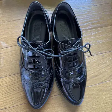 블랙 에나멜 옥스퍼드 신발