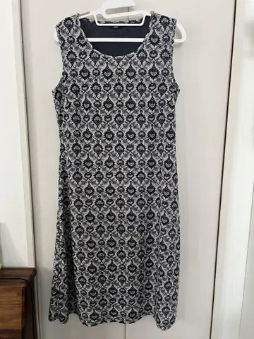 LAURA ASHLEY 꽃무늬 슬리브리스 원피스