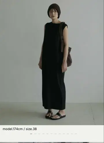 아누케 소매 없는 턱 디자인 원피스 36