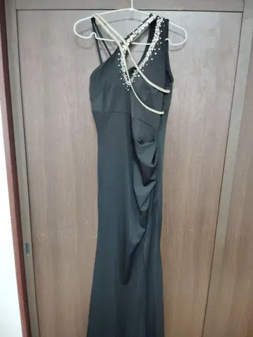 JEWELS 블랙 드레이프 드레스