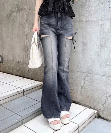INGNI 사이드 리본 컷 아웃 플레어 데님 팬츠