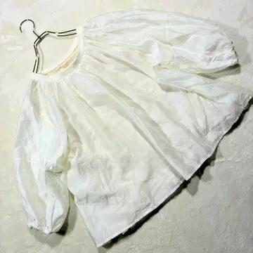 노알 부드러운 볼륨 슬리브 블라우스 시어 소재 이너 포함 화이트 계열