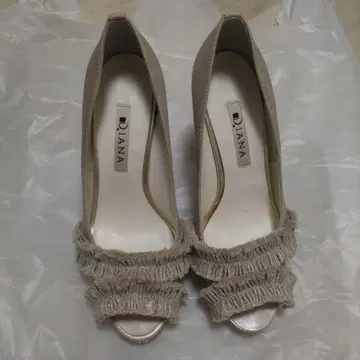 다이애나 베이지 프릴 오픈토 하이힐 펌프스