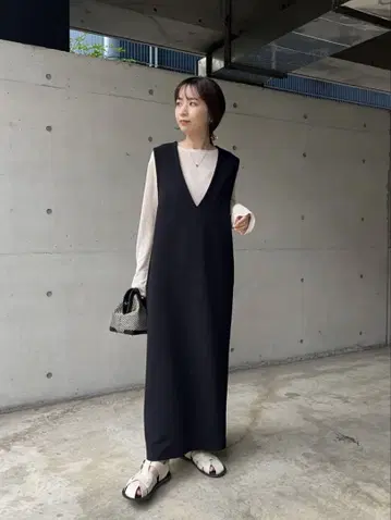 CAPRICIEUX LE'MAGE V넥 I 라인 잔스카