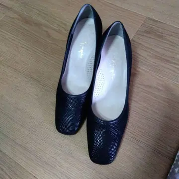 긴자 카네마츠 블랙스 스퀘어 펌프스