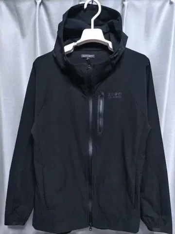 제로 하리 버튼 골프 나일론 스트레치 후드티 블랙