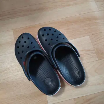 Crocs 블랙 크로그 샌들