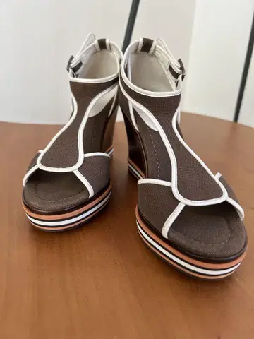 콜한 브라운 웨지 힐 샌들