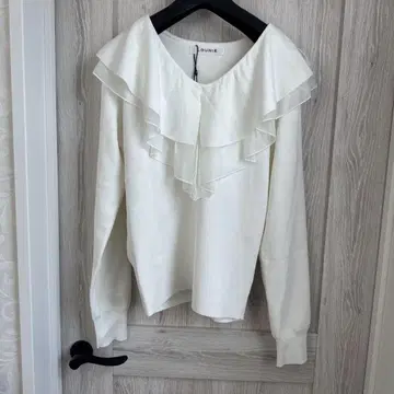 프릴이 달린 화이트 긴팔 상의