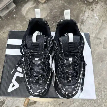 휠라 DISRUPTOR II MULTI GRAPHIC 블랙/화이트