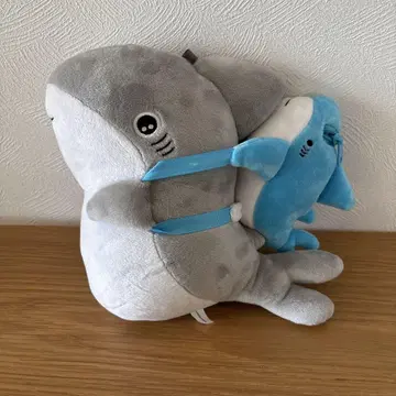 외출하는 상어 봉제 인형