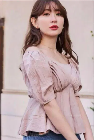 그녀의 입술에 랜덤 플리츠 2웨이 톱