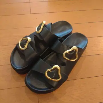 블랙 슬라이드 샌들 골드 컬러 버클