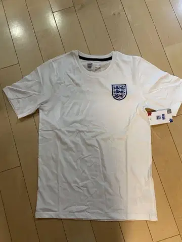 잉글랜드 엠블럼이 있는 화이트 티셔츠