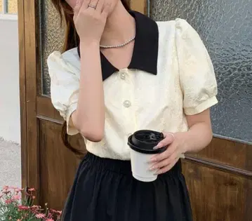 반팔 상의 꽃무늬