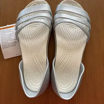 Crocs 실버 플랫 샌들 22.0cm