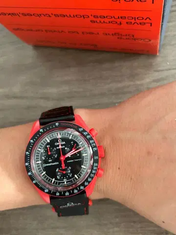 Swatch MISSION ON EARTH LAVA 시계