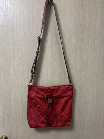 미사용 새상품 러셋 숄더백 레드 사선 가방 사코슈