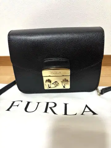 FURLA 메트로폴리스 블랙 가죽 숄더백 골드 체인