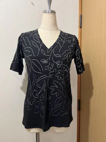 요건 레일 엘레강트 자수 티셔츠