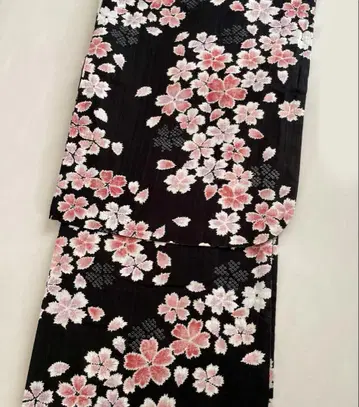 유카타 블랙 베이스에 핑크 계열 꽃무늬 벚꽃