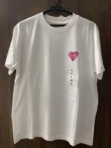 유니클로 UT 보물 M 사이즈 화이트 티셔츠