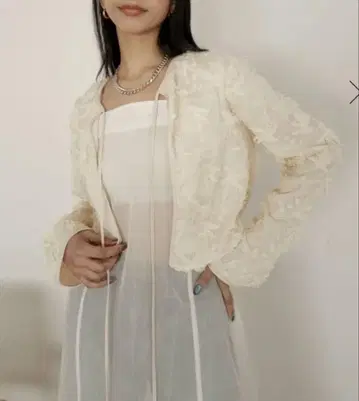 자수 장식 베이지 크롭 가디건 MARQUE