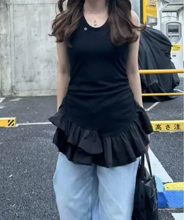 bibiy IRIS RUFFLE TOP 블랙