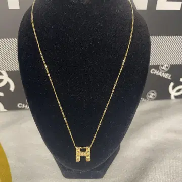 스터드가 달린 'H' 모티브 목걸이