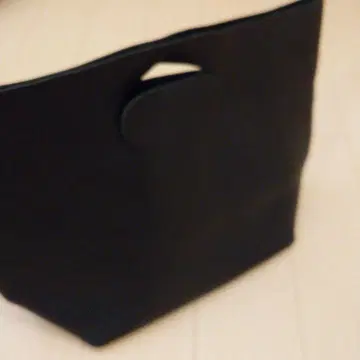 핸더 스킴 블랙 가죽 토트백