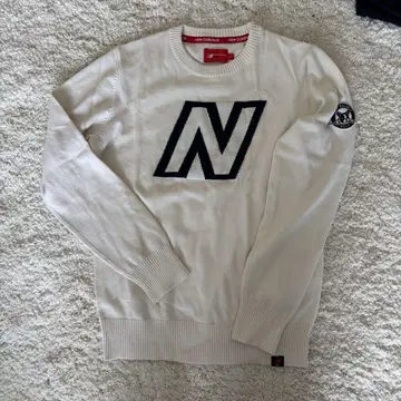 New Balance 화이트 스웨터
