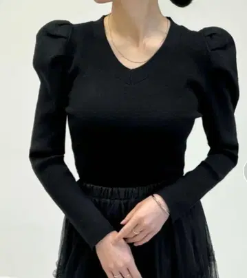 전체 골격이 예쁘게 보이는 V넥 퍼프 슬리브 니트 탑