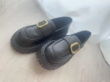 블랙 버클이 달린 통굽 로퍼