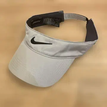 Nike 라이트 그레이 바이저 브이로고