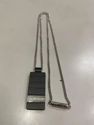 CALVIN KLEIN 플레이트 목걸이 블랙&실버