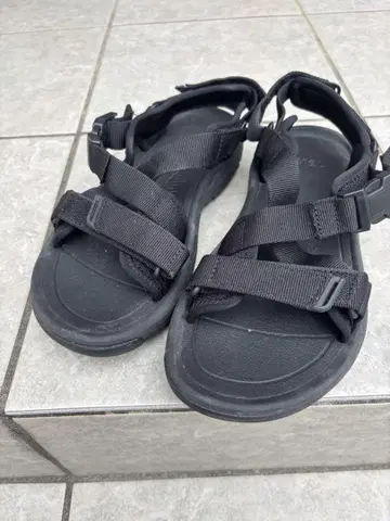 Teva 블랙 스포츠 샌들