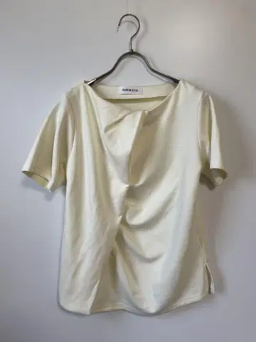 헤린 도트 사이 프론트 턱 탑