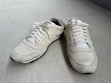 Saucony 스웨이드 화이트 스니커즈