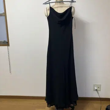 블랙 슬립 드레스 프릴 디자인