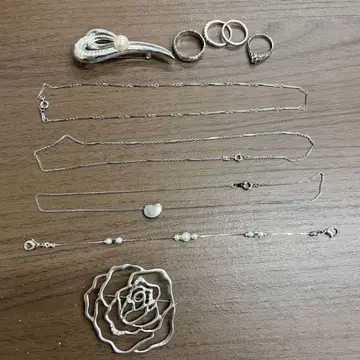 액세서리 정리 실버 컬러 장미 모티브 브로치 목걸이 반지