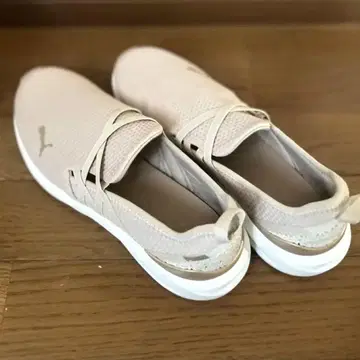 Puma 베이지 메쉬 슬립온
