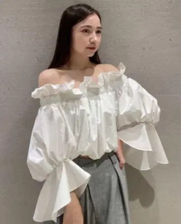 snidel 스나이델 오프숄더 크롭 블라우스 프릴 화이트