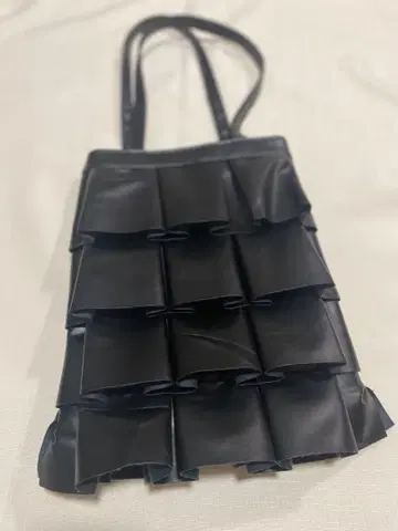 프릴 디자인 핸드백 블랙